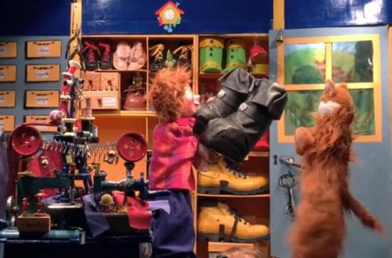 Théo et Pat'Minouche dans l'atelier de Léo le cordonnier