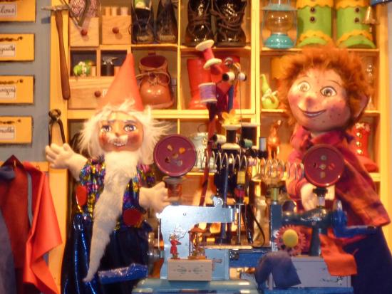 Théo et le lutin Peton Patapon dans la cordonnerie