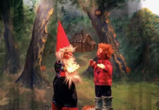 Théo bébé et le lutin Patapon dans la forêt