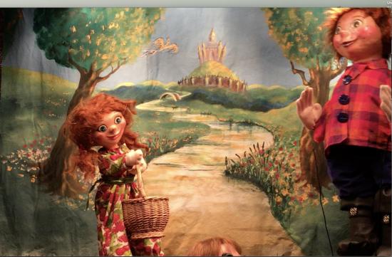 Théo géant au bord de la rivière et la fille moqueuse sur l'autre rive