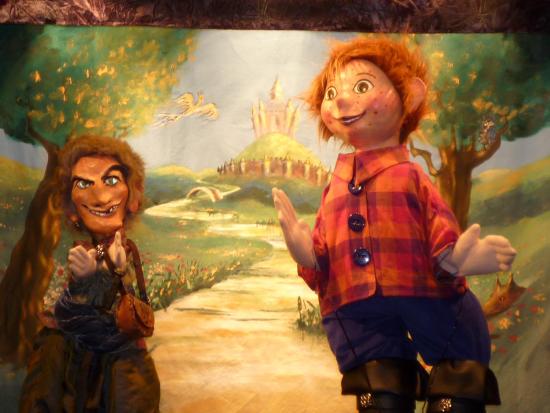 Théo géant et le brigand Oeil-de-Verre au bord de la rivière