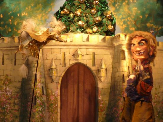 Oeil-de-Verre et l'oiseau d'or devant l'enceinte du château; derrière l'enceinte, un pommier couvert de pommes d'or