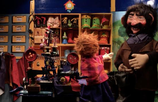 Théo et le berger géant dans la cordonnerie de Léon