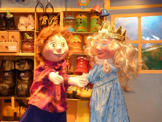 Théo et Chloé dans la cordonnerie de Léon