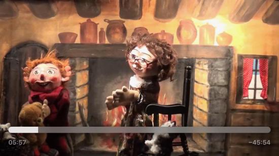 Tom et Tatie Berthe dans une grande cuisine avec une cheminée allumée