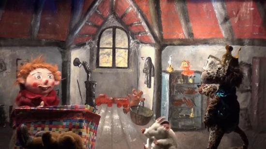 Tom dans le grenier, avec la souris dragon blanc et le Roi-Tigre en peluche