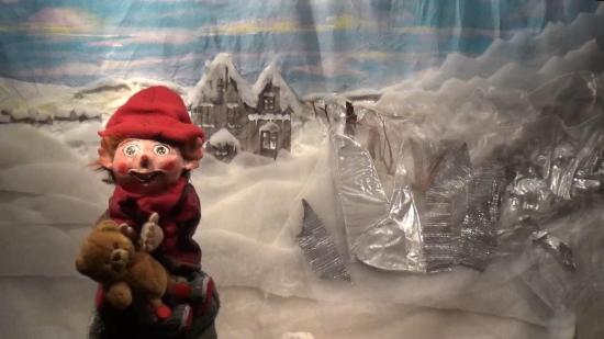 Tom avec son ours en peluche dans les bras dans un paysage neigeux