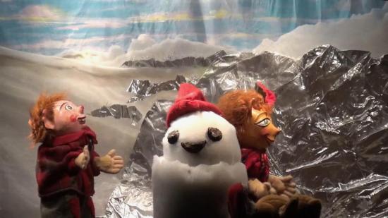 Tom et Hermeline avec un bonhomme de neige devant les rochers d'argent