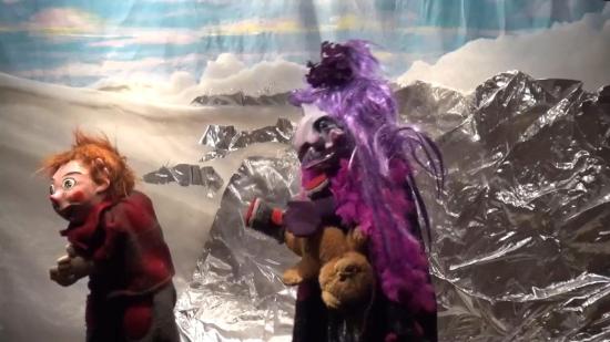 Tom et la sorcière Kroc'Mauve devant les rochers d'argent; elle tient son petit ours dans les mains