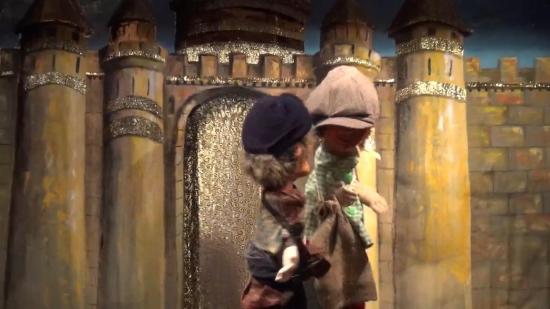 Le brigant et le guérisseur charlatan devant l'enceinte du château du Roi-Tigre