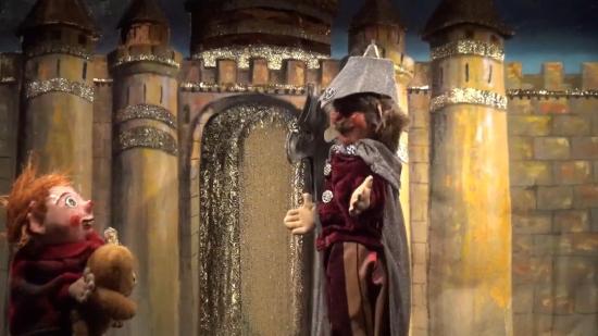 Tom et le garde devant l'enceinte du château du Roi-Tigre