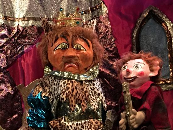 le Roi-Tigre triste avec Tom dans la chambre d'Hermeline