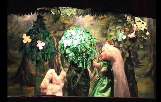 roi01 Douce Aline et un lapin dans la forêt forêt