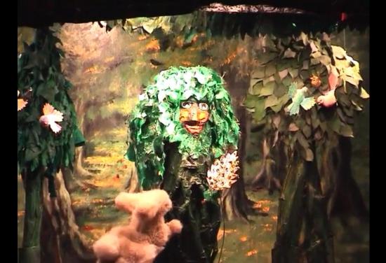 Petit-Arbre et son ami Lapin dans la forêt