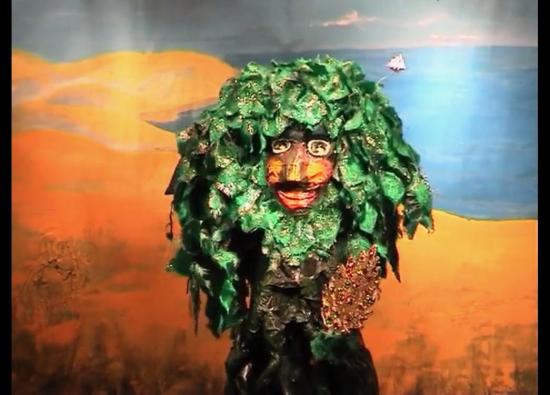 Petit-Arbre devant un désert, la mer en arrière-plan