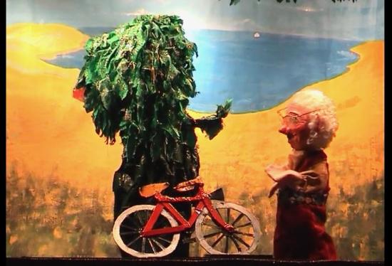 Petit-Arbre et grand-père Victor, avec sa bicyclette, dans le désert