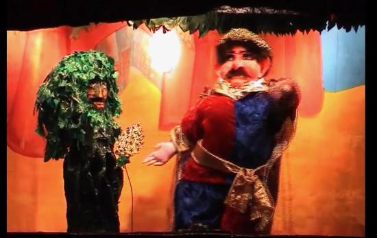 Petit-Arbre et le Roi-Géant devant l'enceinte du château, entourée de désert