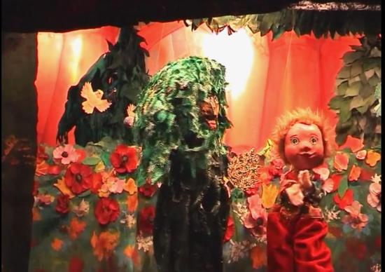 Petit-Arbre donne à Petit François la feuille d'or magique