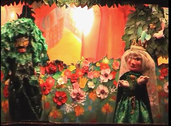 Petit-Arbre et Douce Aline devant l'enceinte du château fleurie