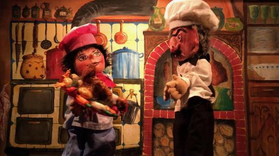 Léon, qui tient une volaille, et Grognefour dans la cuisine