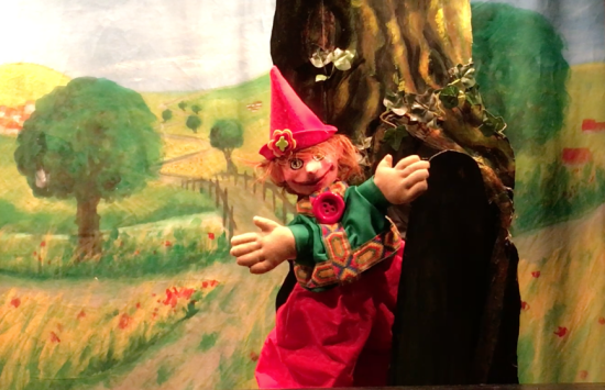 Lutin Titibert devant la porte ouverte qui donne sur sa maison dans un arbre