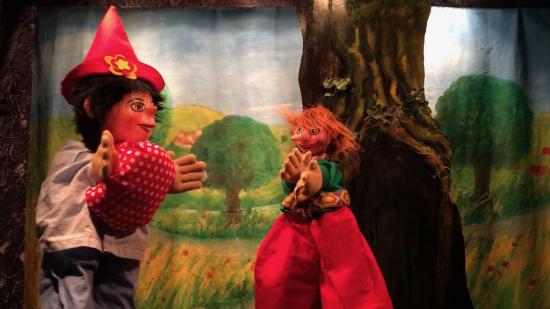 Léon avec le chapeau d'invisibilité et le lutin Titibert devant l'arbre-maison de ce dernier