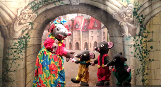 Fifi la Souris et les Filfilous devant la porte du village