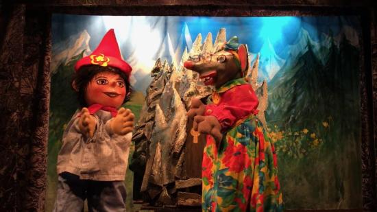 Fifi et Léon devant la caverne du griffon à trois têtes