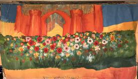 Citadelle rouge et désert, fleurs au premier plan