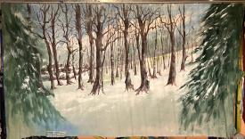 Forêt de bouleaux enneigée avec un village