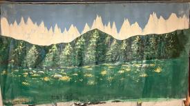 Ville et château sur fond de montagnes, avec boutons d'or