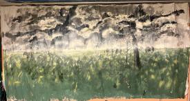 Plaine herbeuse avec quelques maisons et moulins, ciel nuageux gris et sombre