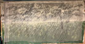 Plaine herbeuse avec quelques maisons et moulins, ciel nuageux gris et sombre, pluie