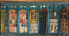 Intérieur avec des étagères sur lesquelles sont posés des flacons et un métier à tisser