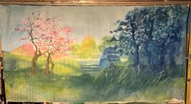 Le paysage japonais avec cerisiers en fleurs, colline, arbres bleus