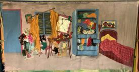 Chambre de jeune fille avec des rideaux qui tombent, un lit défait, une armoire aux tiroirs ouverts et des affaires qui gisent un peu partout