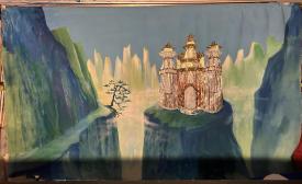 Château doré sur un rocher entouré de précipies