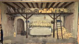 Etable avec une bassine, du foin, une galerie sur laquelle sont posés des sacs et du bois et où l'on voit un chat, une poule et une souris