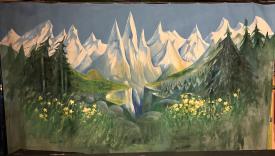 Forêt de sapins, montagnes enneigées et précipice