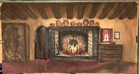 Cuisine boisée avec une cheminée allumée, porte fermée