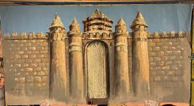 Château fort avec une tour centrale et 4 tourelles et une haute porte dorée