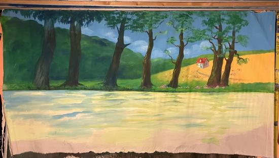 Rivière, rivage boisé, maison à l'arrière-plan