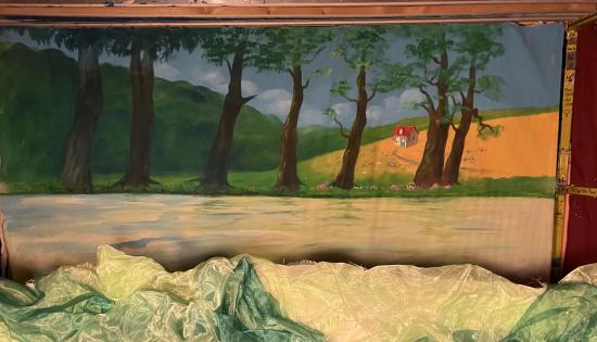 Rivière, rivage boisé, maison à l'arrière-plan, avec vagues