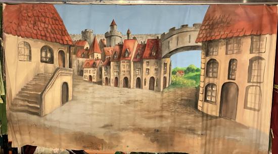 Place de village bordée d'une muraille, paysage de campagne à l'horizon