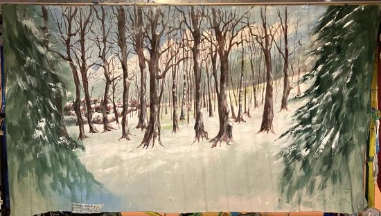 Forêt de bouleaux enneigée avec un village