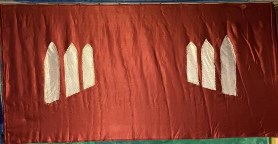 Murs d'un salle rouges et fenêtres en ogives