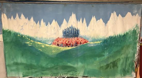 Ville et château sur fond de montagnes