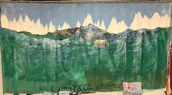 Bergerie avec montagnes en arrère-plan