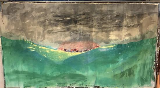 Ville et château avec brume sur fond de montagnes