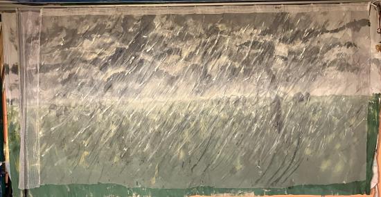 Plaine herbeuse avec quelques maisons et moulins, ciel nuageux gris et sombre, pluie